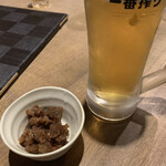 たら福 - お通しのナンコツと生ビール