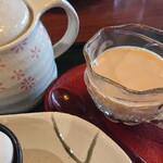 茶蔵 - ロイヤルミルクティはかわいらしいガラスのカップで三杯飲めました