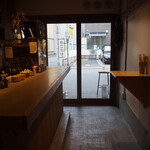 ヨコボリ - 店内（立ち飲みカウンター＆テーブル）