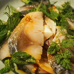ヨコボリ - 炙り〆鯖 香草油淋ソース