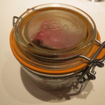 フロリレージュ - タッパーで燻し香りを付けた秋川牛のイチボのロースト、菜の花と牛肉のソース、茸のピュレで1