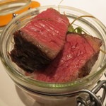 フロリレージュ - タッパーで燻し香りを付けた秋川牛のイチボのロースト、菜の花と牛肉のソース、茸のピュレで2