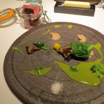 フロリレージュ - タッパーで燻し香りを付けた秋川牛のイチボのロースト、菜の花と牛肉のソース、茸のピュレで3