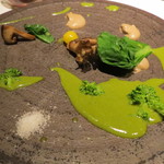 フロリレージュ - タッパーで燻し香りを付けた秋川牛のイチボのロースト、菜の花と牛肉のソース、茸のピュレで4