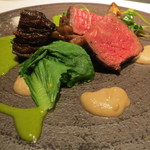 フロリレージュ - タッパーで燻し香りを付けた秋川牛のイチボのロースト、菜の花と牛肉のソース、茸のピュレで5
