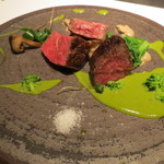 フロリレージュ - タッパーで燻し香りを付けた秋川牛のイチボのロースト、菜の花と牛肉のソース、茸のピュレで6