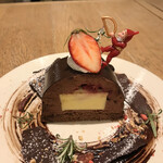 Cafe & Books Bibliotheque - ブッシュドノエル８５０円。見た目可愛らしいクリスマス仕様のケーキです。チョコは濃厚、中のプリンに近いクリームは優しい甘みで、とても美味しかったです（╹◡╹）