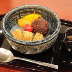 麻布茶房 - 料理写真:あんみつにわらび餅が乗ってます  蜜は黒と白を選択できます  あんずのドライフルーツが昔懐かしい感じ