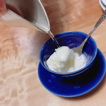 鰻花房 - 山田錦の日本酒をかけます。美味しくなった〜！