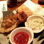 BEBE - フィッシュ・アンド・チキン・アンド・チップス（相盛り）。ボリュームがあるし、タルタルも最高！