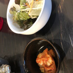 Atsuniku Yakiniku Horumon Gyuu Suke - サラダもキムチも美味しかったです。