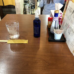 家庭料理居酒屋 よってって - 卓上はこんな感じ。