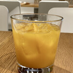 EATALY - アマレットオレンジ
      アーモンドの香りがするリキュールにフレッシュオレンジジュースのカクテルです♪