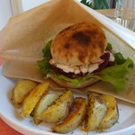 うれしいもの屋 - 赤かぶバーガーポテトセット1250円