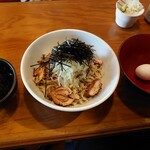 Kurofune Soba - 黒紅そば：とり（880円）ラー油入りの温かい出汁です