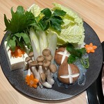 松阪牛焼肉 一升びん - 野菜～椎茸、なめこ、葱、白菜、豆腐、マロニー、三つ葉他