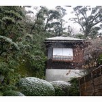 Bingoya - 「只庵」は、城郭に見られるような美しい石垣と、屋根葺工法の中で最も格式の高い技法とされる檜皮葺（ひわだぶき）を用いた、本当の日本の宿の風情とおもてなしを頑なに守り続けている離れ家です。窓からは、四季の草花と情趣に富んだ庭園を眺めることができます。静寂に身を任せたい方には、この離れ家を是非ともお薦め致します。