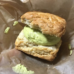 ぱん屋 ニレカゼ - スコーンの1つは ピスタチオ
                                端っこ 欠けちゃった