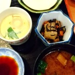 Ikesu Gyoba - 茶碗蒸し、味噌汁、小鉢のひじきはマグロ？の煮物入り。