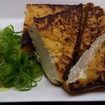 とっくり - 地味に美味しい厚揚げ。焼酎と合う。