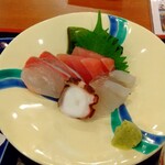 Ikesu Gyoba - 刺身はタコ、ハマチ、マグロと鯛かな？