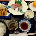Ikesu Gyoba - 日替ランチはエビカツ。刺身4点盛り、茶碗蒸し、小鉢、味噌汁、漬物とデザートで1000円。