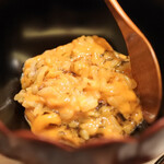 すし処 めくみ - 馬糞雲丹と海苔を温かい鮨飯と混ぜたもの。