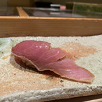 匠 進吾 - 鰤の漬け。こちらではお馴染みの握りですが、今までで一番かも。