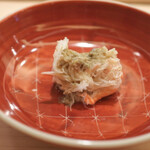 すし処 めくみ - 身入りは少なく水っぽい蟹だが甘味はズワイ蟹より強い。「一口でどうぞ」って言われます。