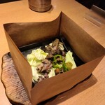 宮崎地鶏炭火焼 車 - 紙で覆ったまま食べてもOK