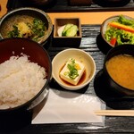 宮崎地鶏炭火焼 車 - セットは豪華。漬け物もきちんと漬かっています