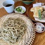 蕎麦 心空 - 穴子の天もりそば　あらびきそばに変更