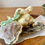 蕎麦 心空 - 穴子の天もりそば　あらびきそばに変更