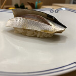 いしまる - なかなか仕入れが大変そうだった小肌　　ふっくらした身と酢の加減抜群