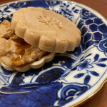 いしまる - パリッパリの皮にあん肝と柿　あん肝ももちろん美味しいのですが最中の皮があまりにも好みすぎて一袋分けていただきました