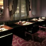 ラ ターブル ドゥ ジョエル・ロブション - 店内のテーブル席の風景です