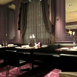 ラ ターブル ドゥ ジョエル・ロブション - 店内のテーブル席の風景です