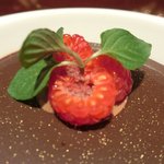 ラ ターブル ドゥ ジョエル・ロブション - 特別メニュー 10000円 のショコラ グアナジャのエスプーマで覆った赤い果実とソルベ