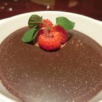 ラ ターブル ドゥ ジョエル・ロブション - 特別メニュー 10000円 のショコラ グアナジャのエスプーマで覆った赤い果実とソルベ