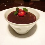 ラ ターブル ドゥ ジョエル・ロブション - 特別メニュー 10000円 のショコラ グアナジャのエスプーマで覆った赤い果実とソルベ