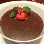 ラ ターブル ドゥ ジョエル・ロブション - 特別メニュー 10000円 のショコラ グアナジャのエスプーマで覆った赤い果実とソルベ