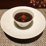 ラ ターブル ドゥ ジョエル・ロブション - 特別メニュー 10000円 のショコラ グアナジャのエスプーマで覆った赤い果実とソルベ