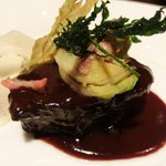 特別メニュー 10000円 の【4皿目】国産牛頬肉 赤ワインでゆっくりブレゼにし　秋トリュフの香るシャンピニオンデュクセルをマカロニに詰めて