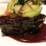 ラ ターブル ドゥ ジョエル・ロブション - 特別メニュー 10000円 の【4皿目】国産牛頬肉 赤ワインでゆっくりブレゼにし　秋トリュフの香るシャンピニオンデュクセルをマカロニに詰めて