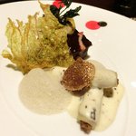 ラ ターブル ドゥ ジョエル・ロブション - 特別メニュー 10000円 の【4皿目】国産牛頬肉 赤ワインでゆっくりブレゼにし　秋トリュフの香るシャンピニオンデュクセルをマカロニに詰めて