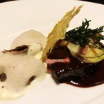ラ ターブル ドゥ ジョエル・ロブション - 特別メニュー 10000円 の【4皿目】国産牛頬肉 赤ワインでゆっくりブレゼにし　秋トリュフの香るシャンピニオンデュクセルをマカロニに詰めて