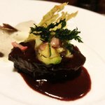 ラ ターブル ドゥ ジョエル・ロブション - 特別メニュー 10000円 の【4皿目】国産牛頬肉 赤ワインでゆっくりブレゼにし　秋トリュフの香るシャンピニオンデュクセルをマカロニに詰めて