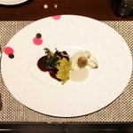 ラ ターブル ドゥ ジョエル・ロブション - 特別メニュー 10000円 の【4皿目】国産牛頬肉 赤ワインでゆっくりブレゼにし　秋トリュフの香るシャンピニオンデュクセルをマカロニに詰めて