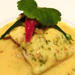 特別メニュー 10000円 の【3皿目】真鯛 海藻バターを塗りしっとりと蒸し焼きにし、サフランの香るコック貝のナージュ フヌイユのコンフィーと共に