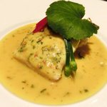 ラ ターブル ドゥ ジョエル・ロブション - 特別メニュー 10000円 の【3皿目】真鯛 海藻バターを塗りしっとりと蒸し焼きにし、サフランの香るコック貝のナージュ フヌイユのコンフィーと共に